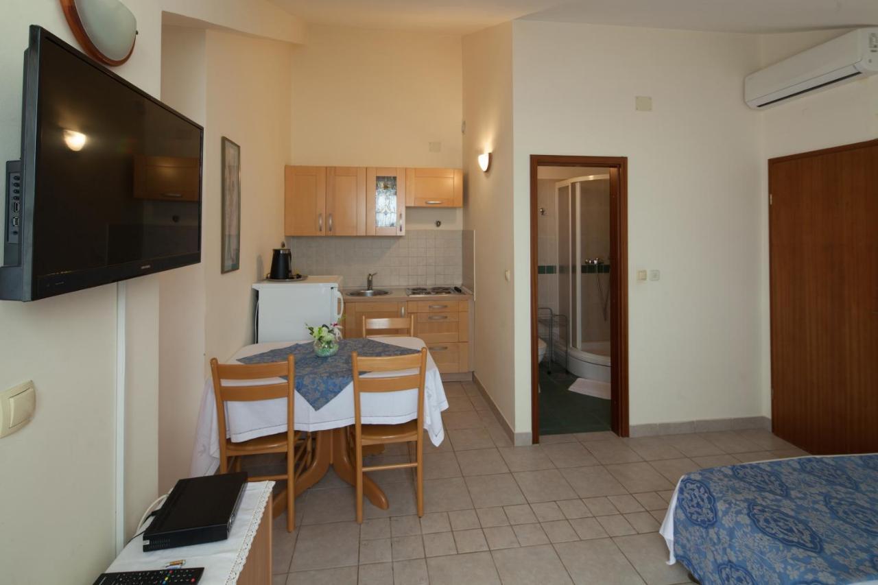 Apartments By The Sea Bilo, Primosten - 4191 Εξωτερικό φωτογραφία